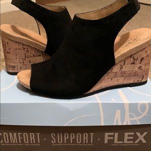 WEEKEND SALE!!! LIFE STRIDE Wedge size 8